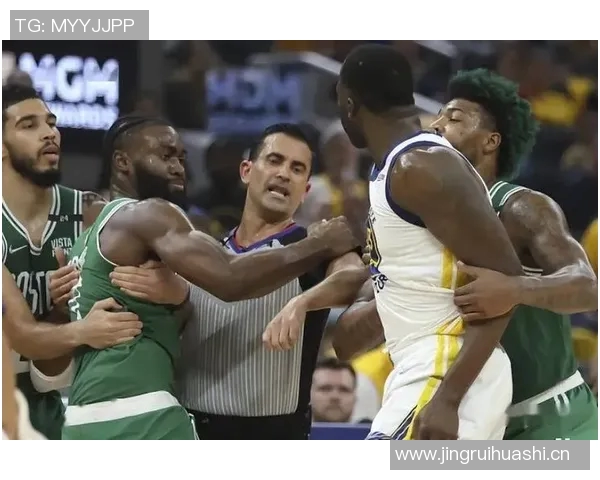 火药味！瓦兰造里德犯规 后者推搡引发小摩擦并吃到技术犯规